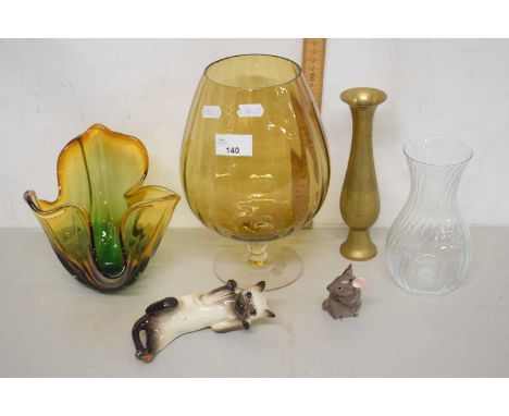 Mixed Lot: Oversized glass brandy balloon, glass handkerchief vase, porcelain cat and mouse and other items