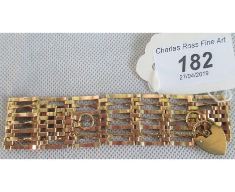 A 9ct gate link bracelet.