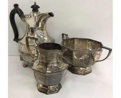 An Edwardian silver twin-handled sugar basin and matching cream or milk jug of hexagonal form, both raised on hexagonal pedes