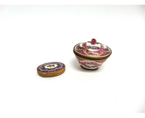 A GILT METAL MOUNTED PORCELAIN INKWELL,  probably Samson, with painted foliate decoration and the knop modelled as a rose 9.5