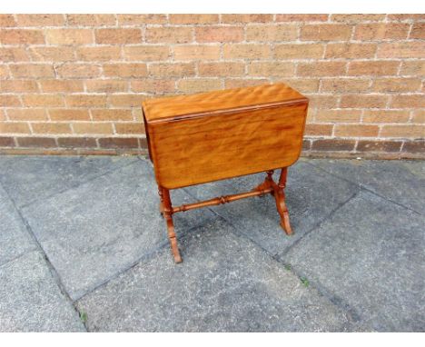 AN EDWARDIAN LIGHT MAHOGANY SUTHERLAND TABLE,  17.5cm wide (64.5cm with both flaps extended) 52cm deep 51.5cm high