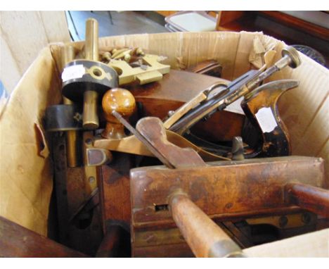 ASSORTED WOODWORKING TOOLS comprising an unusual 'UNA-OID' brass plane; various plough, moulding and other planes; and gauges