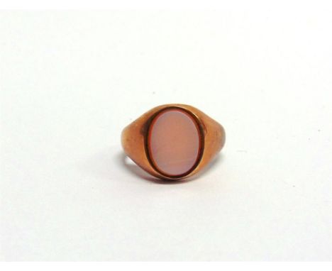 A GENTLEMAN'S SARDONYX SIGNET RING stamped '9ct', finger size P, 6.4g gross