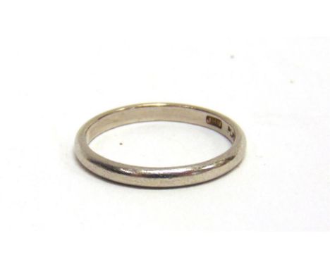 A WEDDING RING stamped 'Platinum', finger size O, 3.5g gross