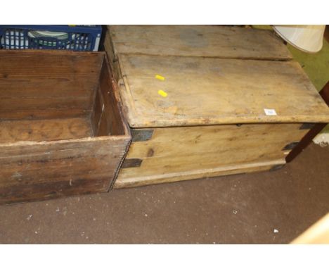 A PINE TRUNK A/F TOGETHER WITH VINTAGE WOODEN CRATE 