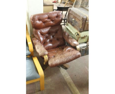 AN RETRO BUTTON BACK LEATHER LOUNGE CHAIR 