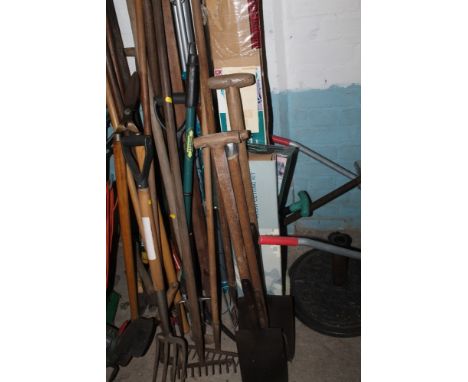 A QUANTITY OF ASSORTED GARDEN TOOLS 