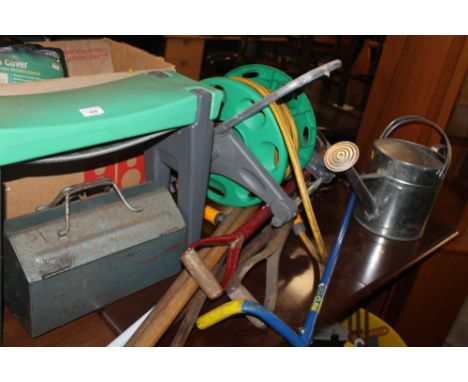 A QUANTITY OF ASSORTED GARDEN TOOLS TO INCLUDE A WATERING CAN 