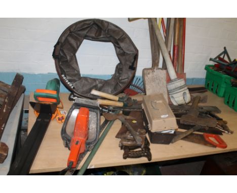 A QUANTITY OF ASSORTED GARDEN TOOLS TO INCLUDE AN ELECTRIC HEDGE CUTTER, POSHER, ETC 