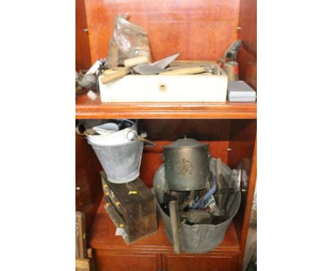 A QUANTITY OF ASSORTED GARDEN TOOLS TOGETHER WITH A TIN BATH 