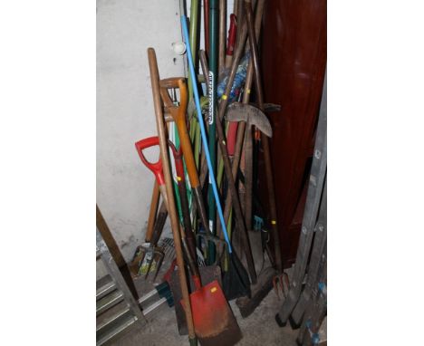 A LARGE QUANTITY OF ASSORTED GARDEN TOOLS 