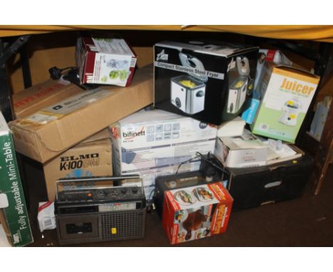 A LARGE QUANTITY OF ASSORTED ELECTRICALS TO INCLUDE COMPACT FRYER, JUICER, RADIO, ETC 