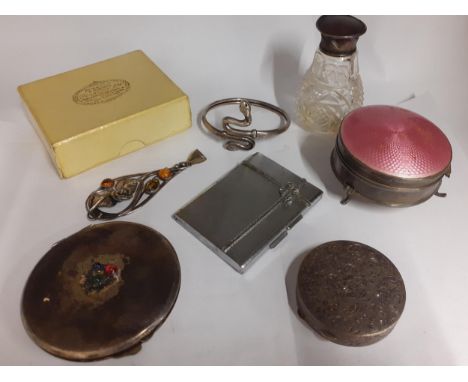 A vintage Harrods box containing 3 silver coloured and white metal compacts, an Art Nouveau white metal pendant and other dec