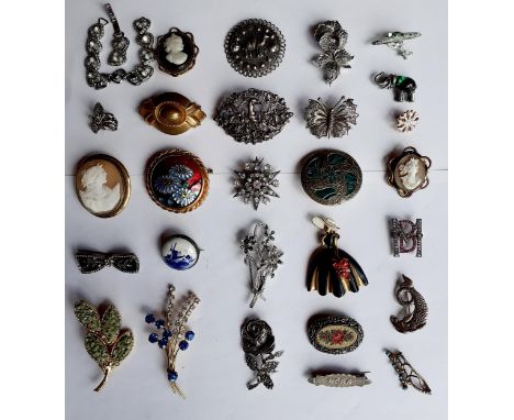 A quantity of vintage brooches to include a silver and white paste stone star brooch, a white metal and green stone Celtic br