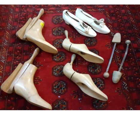 A pair of Edwardian cream calfskin ladies leather shoes with low heels and ribbon bow detail to the toe, 9" in length (approx