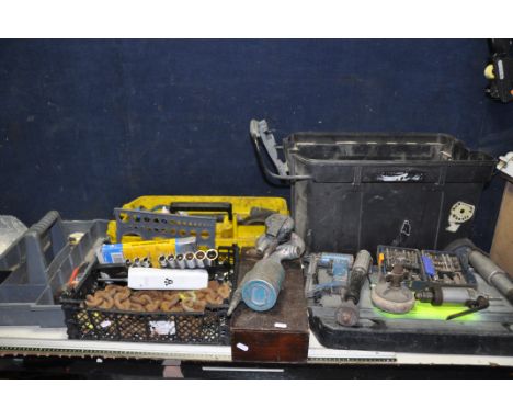 A PLASTIC TOOLBOX, A WOODEN BOX AND A TRAY CONTAINING TOOLS including pneumatic sander, three die grinders, and pop rivetter,
