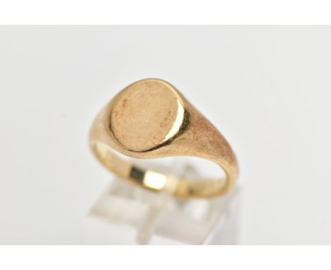 A 9CT GOLD SIGNET RING, yellow gold oval signet ring, approximate width 13mm, hallmarked 9ct Birmingham, ring size T, approxi