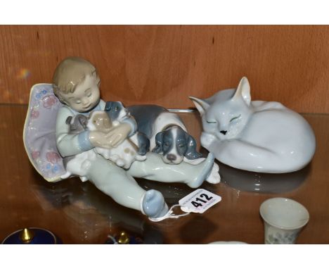 A LLADRO 'SWEET DREAMS' FIGURINE, model no 1535, sculptor Antonio Ramos, issued in 1988 and retired in 2005, depicts a young 