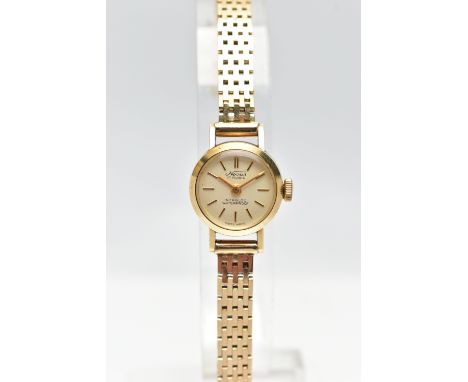 A 14CT GOLD 'NOVUS' WRISTWATCH, hand wound movement, round dial signed 'Novus' 17 rubs incabloc waterproof', polished yellow 