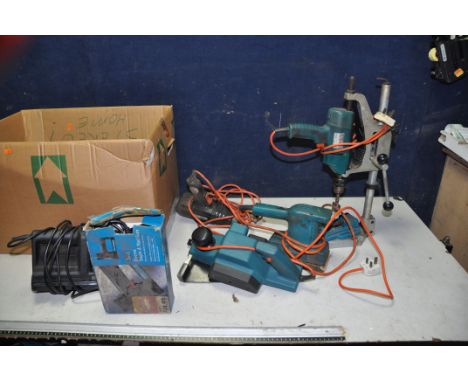 A BOX OF VINTAGE BLACK AND DECKER POWER TOOLS including a H68v drill on B&amp;D stand and machine vice, a 1/2 sheet sander, a