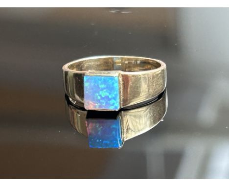9ct Gold ring set with opal Size Q 3g 