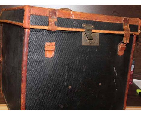 VINTAGE LEATHER TRUNK
in square form