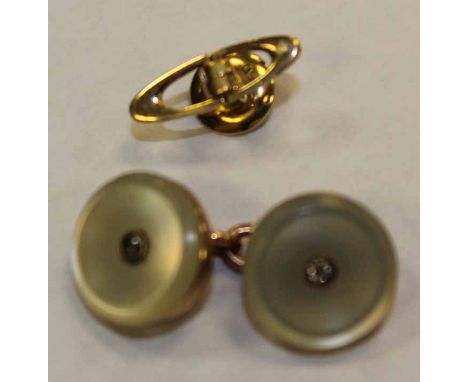 18 CARAT GOLD PEARL CUFFLINK AND A 9 CARAT GOLD ABALONE CUFFLINK (2) 