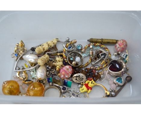 A SMALL TUB OF JEWELLERY, to include rings, earrings, bracelets, belly button bars, etc