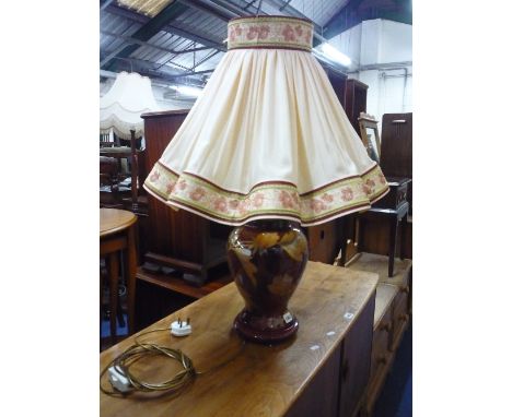 AN ART ET DECORS FLORAL TAN/GOLD TABLE LAMP, and shade