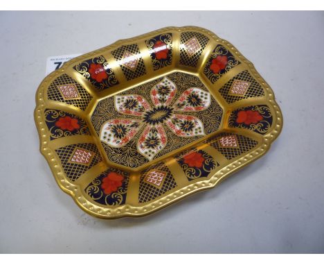 A ROYAL CROWN DERBY OLD IMARI '1128' GOLD BANDED RECTANGULAR TRINKET DISH, length approximately 16cm, marked BG2005