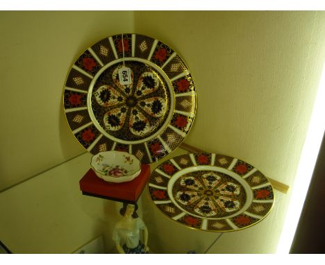 TWO ROYAL CROWN DERBY '1128' PLATES, diameters approximately 26.5cm and 21.5cm and a boxed 'Derby Posies' trinket (3)