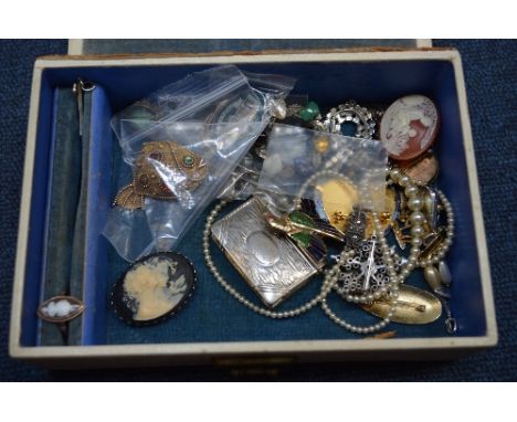 A SMALL COLLECTION OF JEWELLERY, to include a marquise shape cameo ring