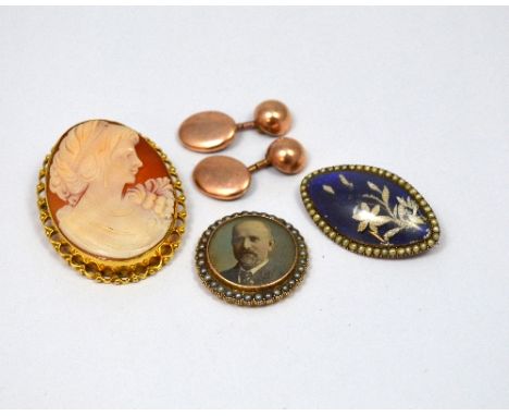 A SMALL COLLECTION OF ITEMS, to include a cameo, a pair of cufflinks and two further items