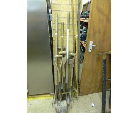 A QUANTITY OF VINTAGE HAND TOOLS
