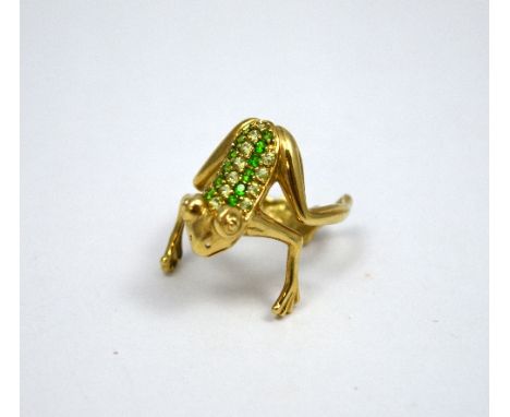 A 9CT GOLD 'FROG' RING, depicting the shape of a leaping frog