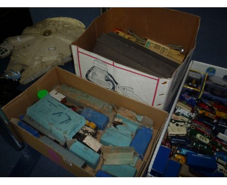 A QUANTITY OF BOXED AND UNBOXED HORNBY DUBLO ROLLING STOCK ACCESSORIES AND TRACK, to include boxed tinplate D1 short tank wag