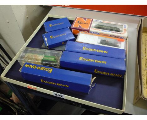 A BOXED LIMA MICROMODELS N GAUGE ITALIAN RAILWAYS DIESEL LOCOMOTIVE, (202), with a boxed damaged Arnold N Gauge locomotive, b