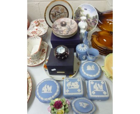 VARIOUS CERAMICS AND BOXED CAITHNESS 'SPACE PEARL' PAPERWEIGHT, to include Wedgwood Jasperwares etc