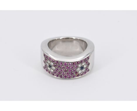 FARBSTEIN-DIAMANT-RING. Herkunft: Italien. Datierung: Um 2000. Material: 750/- Weißgold, Punze. Gesamtgewicht: ca. 24,7 g. EU