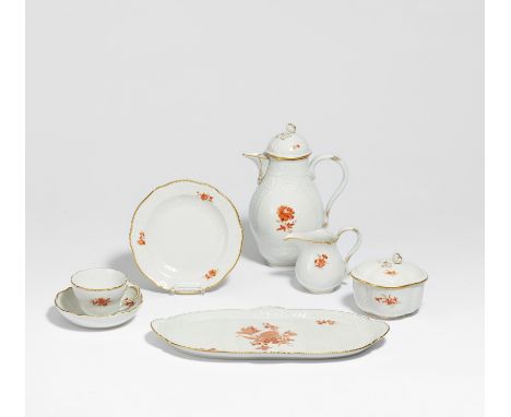 KAFFEESERVICE MIT RELIEFDEKOR UND EISENROTEN BLUMEN. Meissen. Technik: Porzellan, eisenrot und gold staffiert. Beschreibung: 