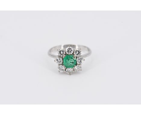 SMARAGD-DIAMANT-RING. Herkunft: Deutschland. Datierung: Um 1980. Material: 750/- Weißgold, Punze. Gesamtgewicht: ca. 3,4 g. E