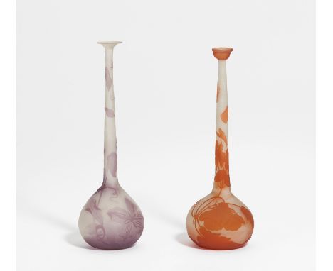 VASE MIT CLEMATISDEKOR UND VASE MIT ACKERWINDEN. Material: Je Farbloses Glas, milchig weiß und violett bzw. orange hinterfang