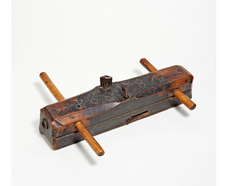 GROßER HOLZHOBEL. Technik: Holz, Metall. Maße: 15x55x11cm. Marke: Auf der Vorderseite datiert "1684" und "GK". Zustand B. Pro