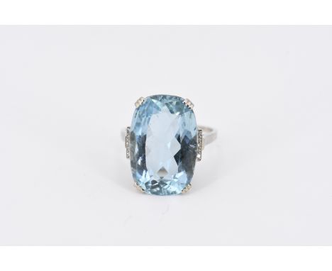AQUAMARIN-DIAMANT-RING. Datierung: Art Déco Stil. Material: 585/- Weißgold, getestet. Gesamtgewicht: ca. 6,0 g. EU-RM: 53. Di