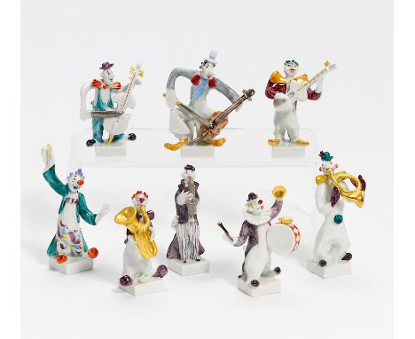KLEINE CLOWN-KAPELLE. Meissen. Meister/Entwerfer: Modell Peter Strang. Material: Porzellan, farbig, gold &amp; platin staffie