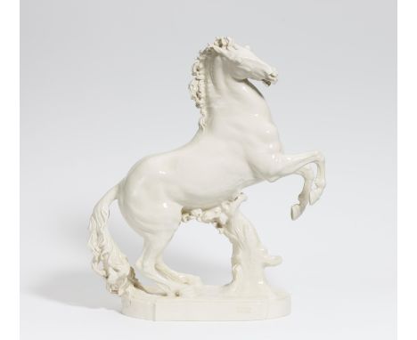 STEIGENDES PFERD. Hutschenreuther. Selb. Material: Porzellan, weiß. Maße: H.60cm. Marke: Firmenmarke. Zustand B/C. Hutschenre