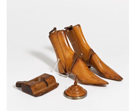 KLEINER HOBEL &amp; SCHNUPFTABAKDOSE IN FORM EINES EISSTOCKS. Datierung: Hobel datiert 1836. Technik: Holz geschnitzt, Metall