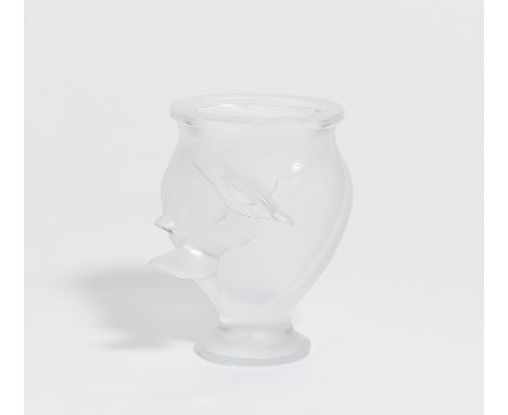 KLEINE VASE MIT TAUBEN. Lalique, René. Wingen-sur-Moder. Material: Farbloses mattiertes Pressglas. Maße: H.12,5cm. Marke: Am 