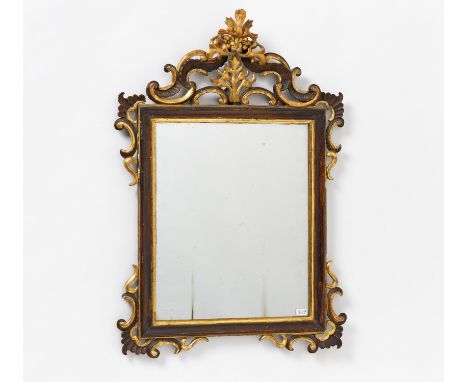 KLEINER SPIEGEL MIT ROCAILLENZIER. Technik: Spiegelglas. Rahmung Holz, braun und gold gefasst. Maße: 55,5x37cm. Zustand C. Pr