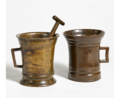 2 EINHENKEL-MÖRSER. Technik: Bronze. Maße: H.17,5/18cm, ø16,5/16cm. Zustand B. Provenienz:Sammlung Horst Jouy. KunstkammerSon
